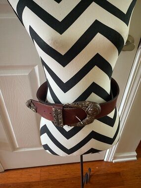 Adoppia Vita Made in Italy leather brown belt 85/32 sculpture Metal buckle .